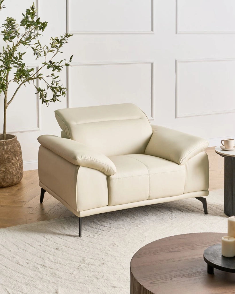 Poltrona in ecopelle con poggiatesta regolabile e gambe in metallo Beige stile moderno