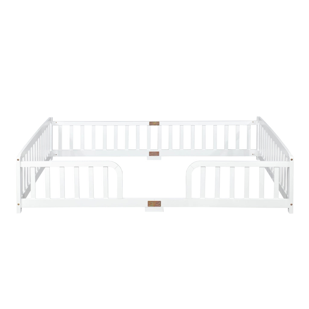 Letto a pavimento per bambini 140x200 cm con sponde in pino e multistrato bianco