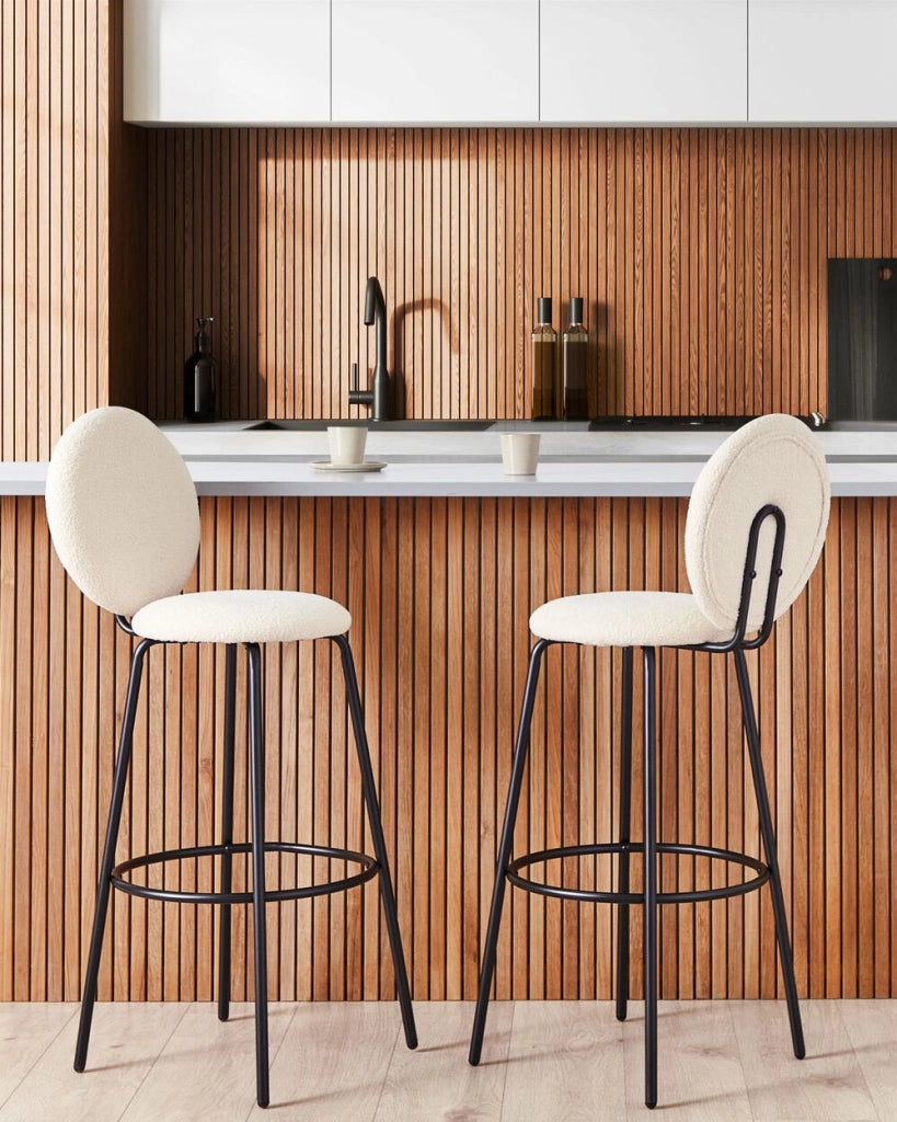 Set di 2 sedie da bar bouclé beige chiaro con gambe in acciaio e schienale rotondo soggiorno salotto