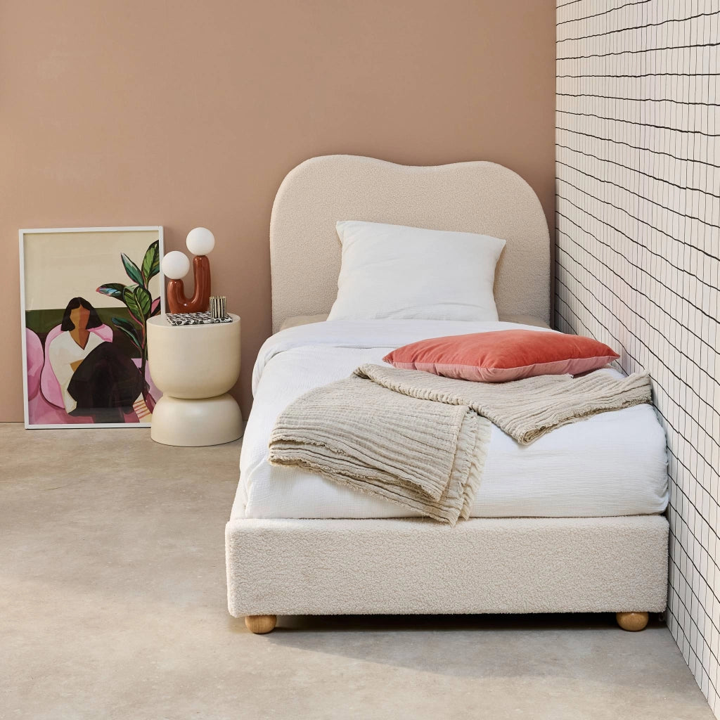 Letto con rete a doghe e testiera, bianco con finitura bouclé, bianco