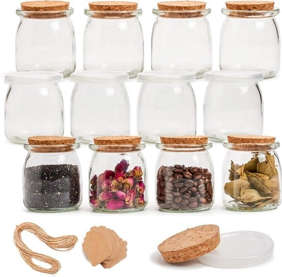 Set di bicchieri di vetro da 150 ml con coperchi in plastica e tappi in vetro - bicchieri da dessert e da yogurto con etichetta e cordino - ideali per regali di casa e per il tè con erbe.