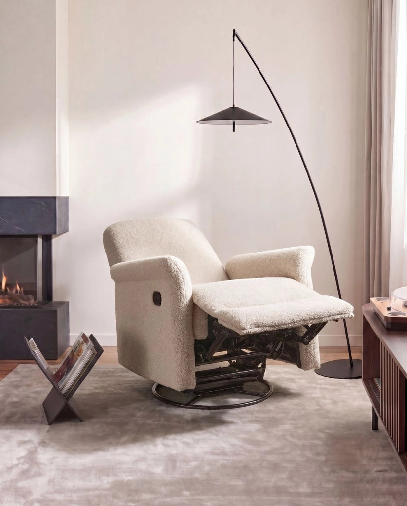 Poltrona reclinabile beige chiaro con meccanismo manuale rivestita in bouclé con schienale regolabile e poggiapiedi estraibile