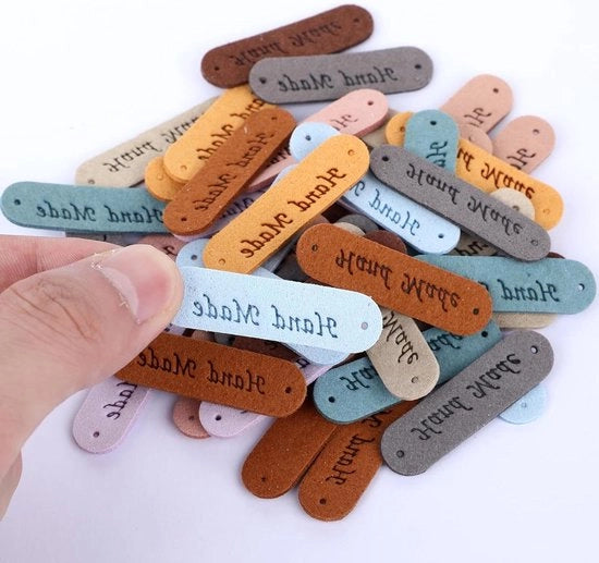 Etichette in pelle manufatturate per cucire - 50 pezzi con fori e cuore in 10 colori, rettangolari