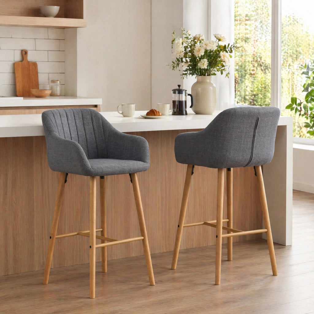 Set di 2 sgabelli da bar con schienale alto e braccioli; seduta in lino grigio; h 75 cm