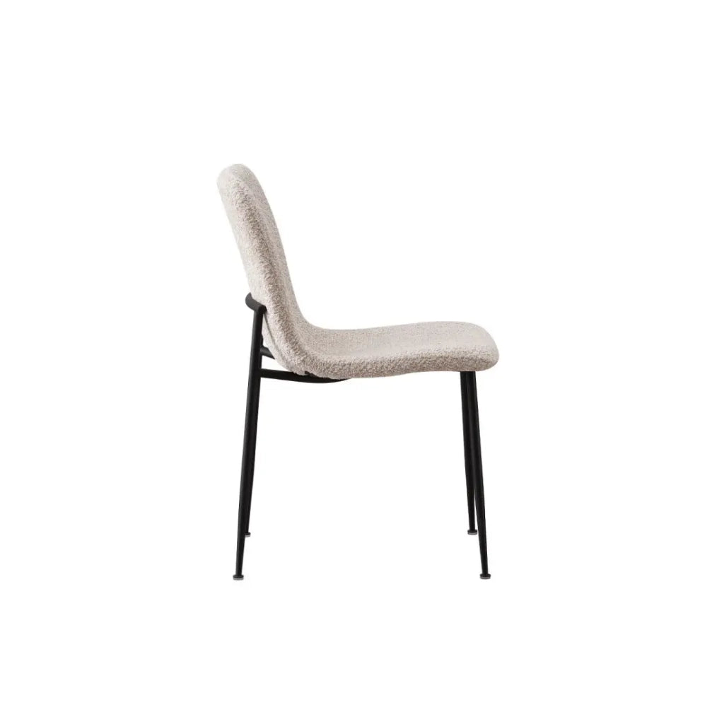 Sedia ALICE – Tessuto bouclé beige e gambe in metallo nero – Comfort e design moderno