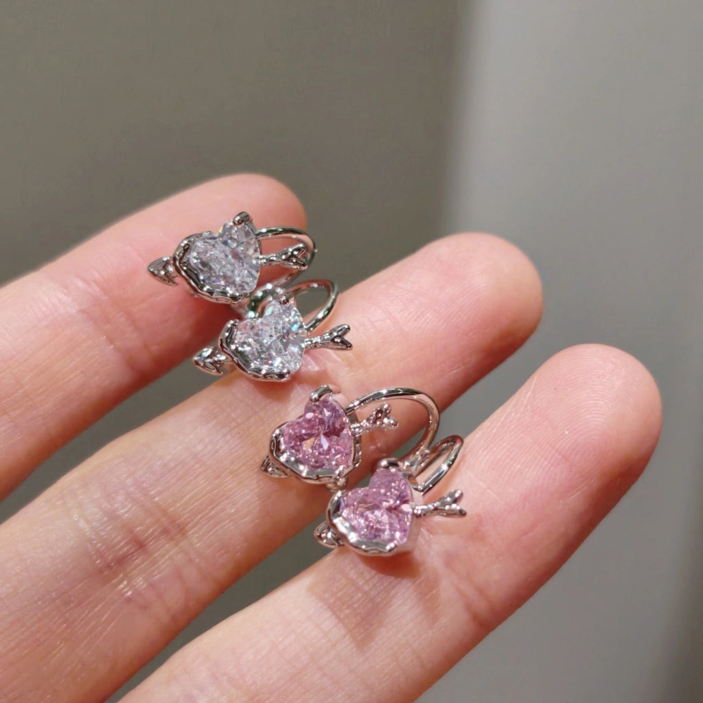 Orecchini a clip a forma di cuore con zirconi: design unico, di nicchia, raffinato ed elegante.