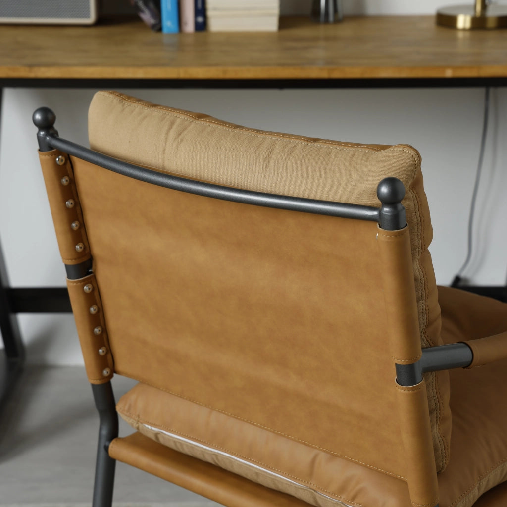 Fauteuil moderno in pelle con braccioli e struttura in metallo nero per soggiorno e camera da letto marrone