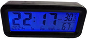 Display per cruscotto, illuminazione di sfondo automatica (blu) notturna, rilevamento temperatura e umidità, visualizzazione oraria 12/24, calendario, ricarica via pannelli solari e cavo USB-C per autoveicoli e camion.