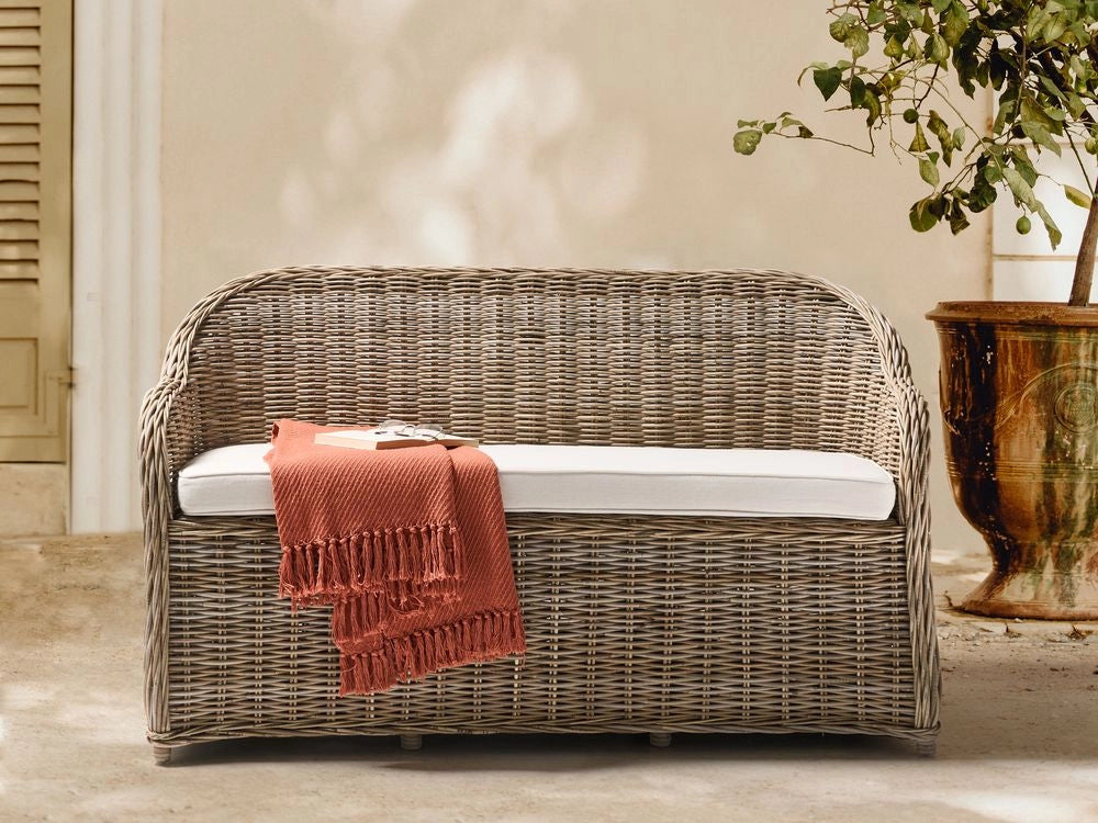 Panca a 2,5 posti per giardino in rattan naturale con cuscini bianchi e bianco sporco 141 cm stile boho per esterni e interni perfetto per giardino patio o balcone.