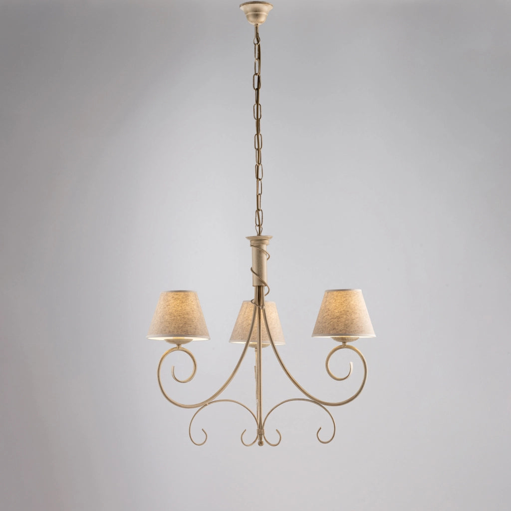 Lampadario in ferro laccato avorio con decorazione oro antico e paralumi diametro 13 in pvc effetto tessuto juta 3 luci