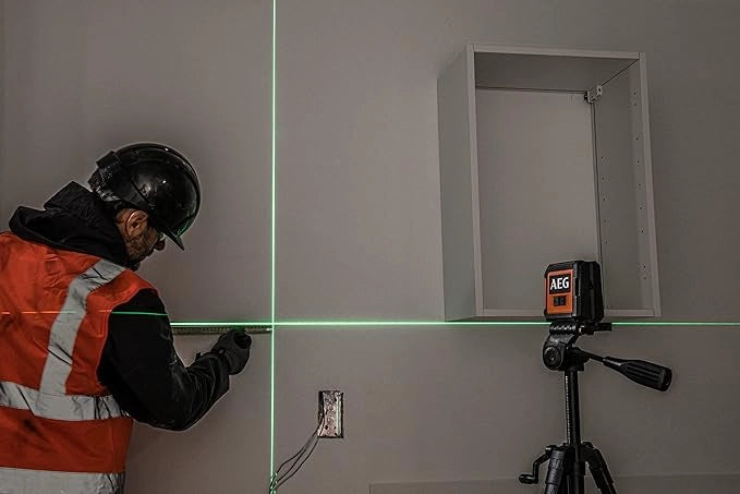 LIVELLA LASER VERDE CON PIOMBO 'CLG330-K' AEG 3 linee - Portata fino a 30 metri - AEG POWERTOOLS