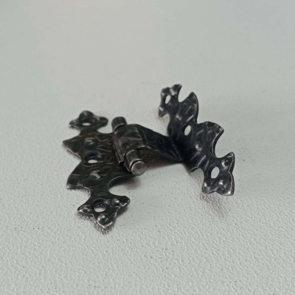 Cerniera da 67x38mm ali zancate stile ferro battuto verniciata fumè