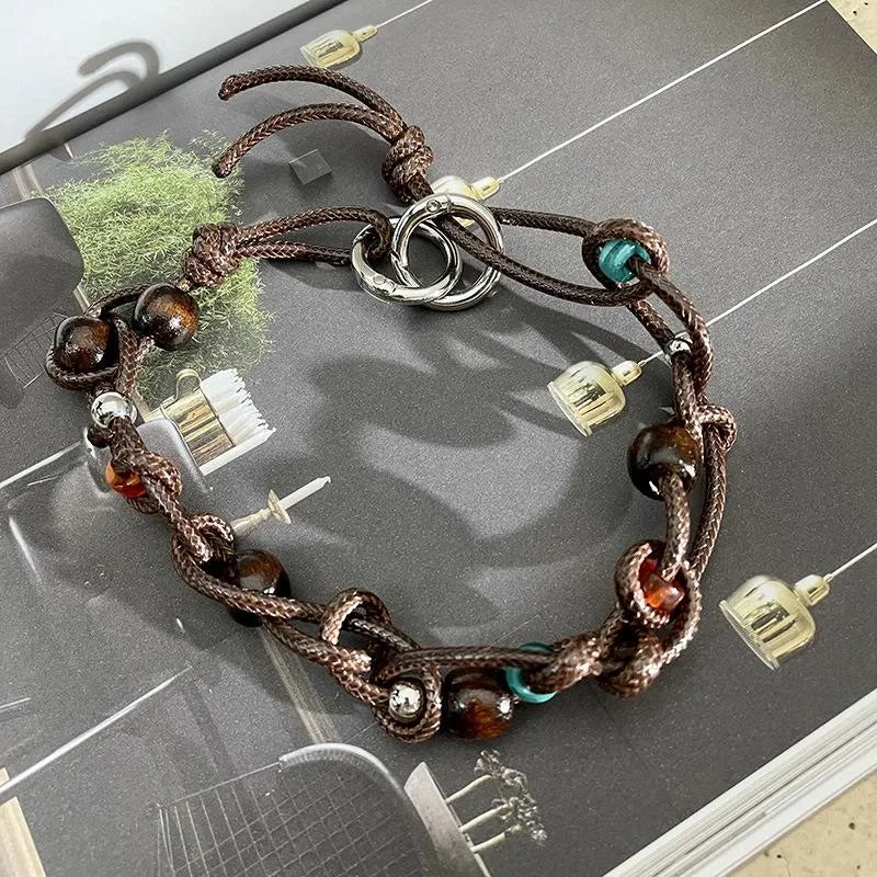 Collana fatta a mano con perline di legno marrone: cordino in pelle regolabile