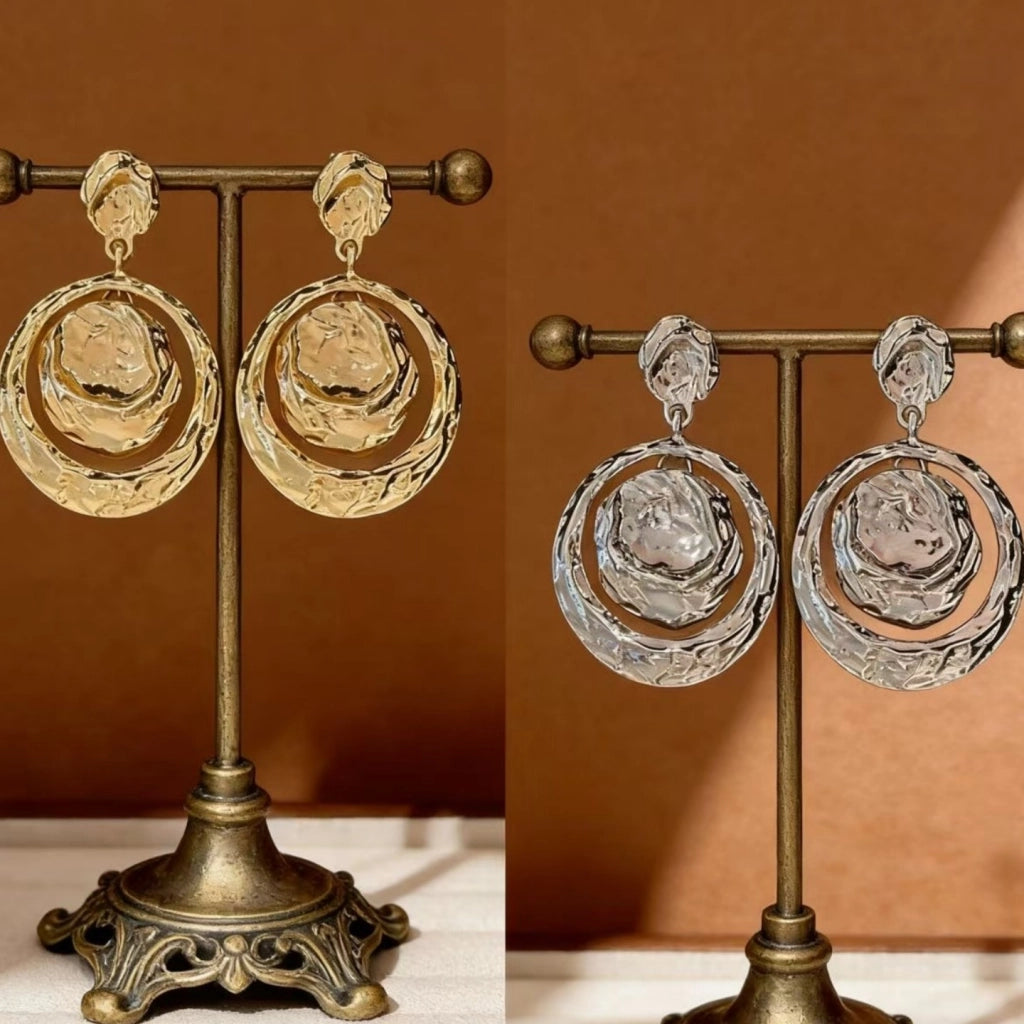 Design esagerato, orecchini geometrici circolari in metallo plissettato, orecchini pendenti a cerchio con texture francese