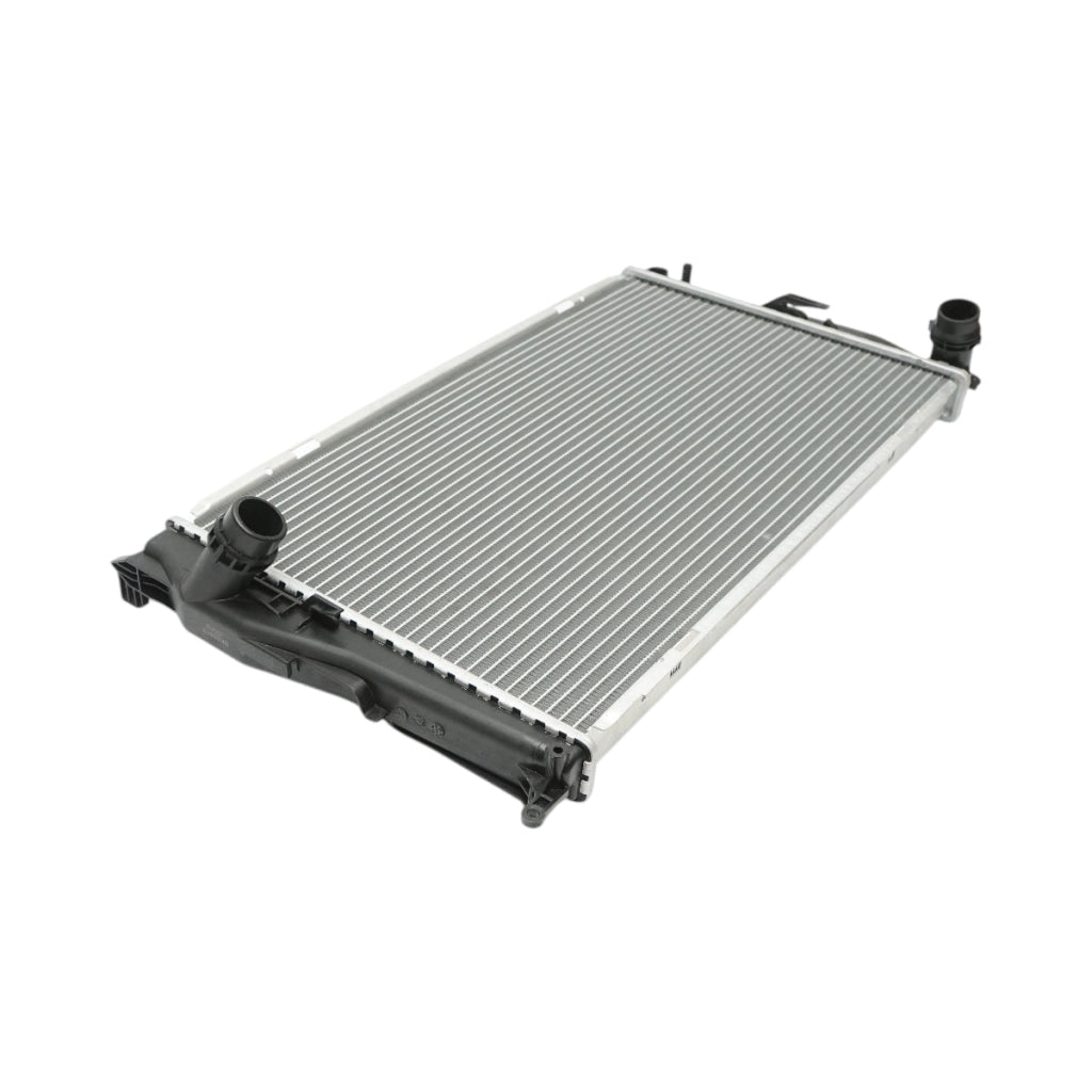 Radiatore raffreddamento acqua motore – BMW Serie 1, Serie 3, X1, Z4 (motori 1.6 – 3.0 Diesel) Dimensioni: 600 × 345 × 33 mm Codici OEM: 17112468099, 17117558480, 17117788904, 53472, 1924001089