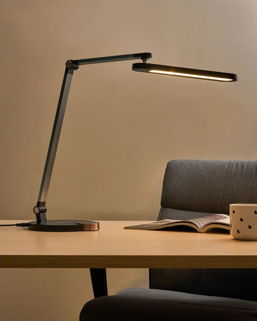 Lampada da scrivania moderna per ufficio domestico 3 modalità di temperatura Dimmer continuo Caricatore wireless Paralume regolabile Materiale sintetico Nero