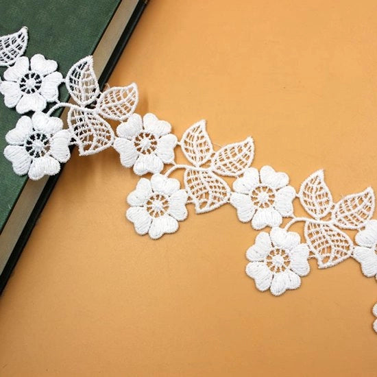 Banda decorativa in cotone con filo a maglia a forma di fiori bianchi - larghezza 5,5 cm - 3 metri