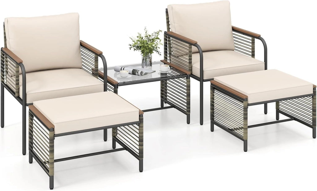 Set Conversazione da Esterno 5 Pezzi con Cuscini, Sedie in Rattan con 2 Pouf e Tavolino da Caffè in Vetro Temperato, Set di Mobili da Esterno per Balcone, Veranda, Terrazza e Giardino (Beige)