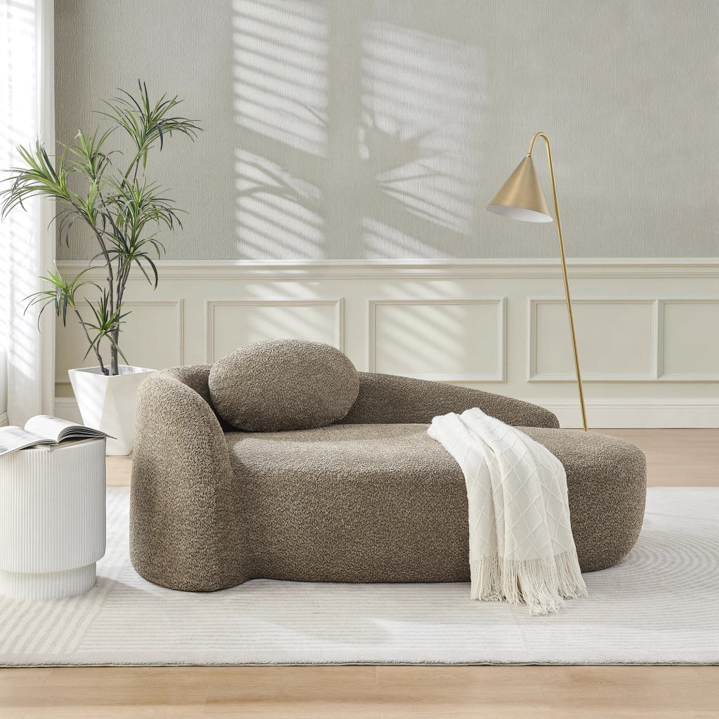 Divano lineare in teddy con cuscino poggiatesta e design arrotondato; marrone