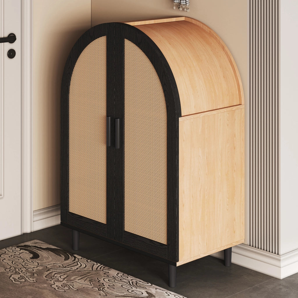 Elegante credenza/scarpiera con esterni arrotondati, ante in rattan traforato e tre ripiani.