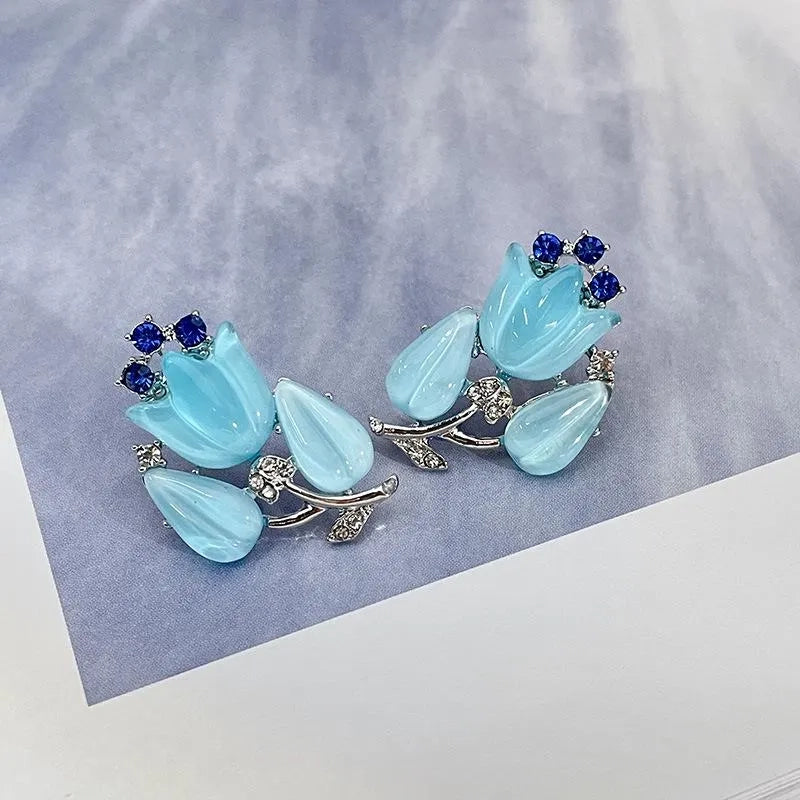 Set composto da collana e orecchini con cristalli blu: gioielli realizzati a mano con perline.