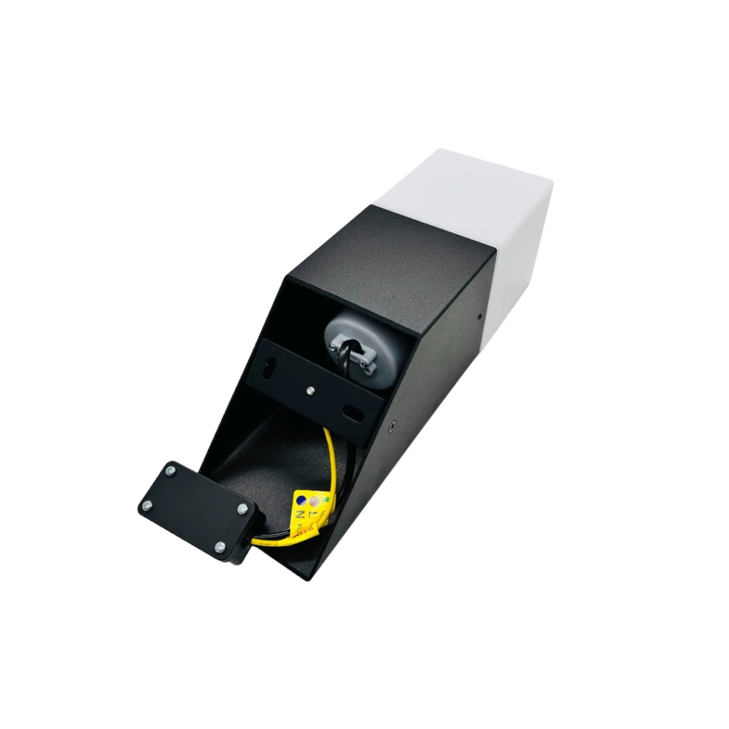 Applique lampada da parete muro esterno dal design moderno e innovativo colore nero e attacco per lampadine E27