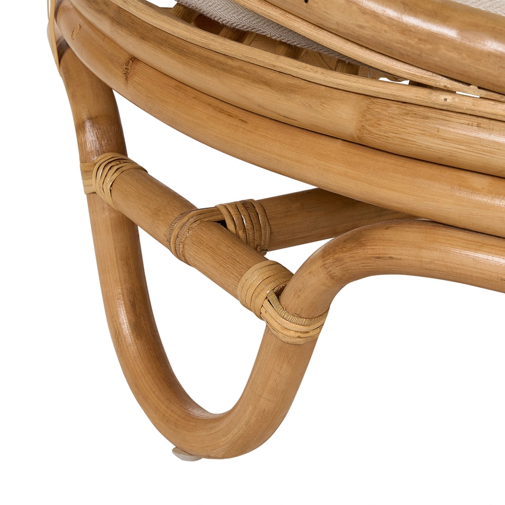 Lettino da esterno in rattan beige naturale con cuscini resistenti alle intemperie stile boho tradizionale
