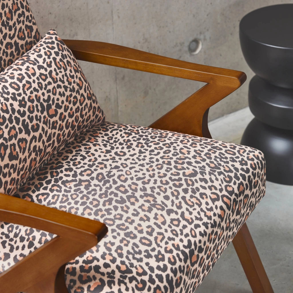 Poltrona scandinava in legno di hevea e stampa leopardo, leopardo