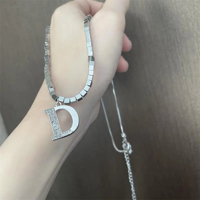 Collana con lettera in zirconi microintarsiati, realizzata a mano: regalo di Natale o di compleanno.
