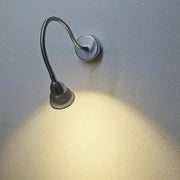 Lampada LED da 5W con collo flessibile, moderna lettore per accanto al letto, design argentato, adatta per la montaggio su parete interna e si adatta a diversi stili d'arredamento.