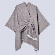 Mantella da donna con spacco diagonale e laccetti a pois color fango, con frange.