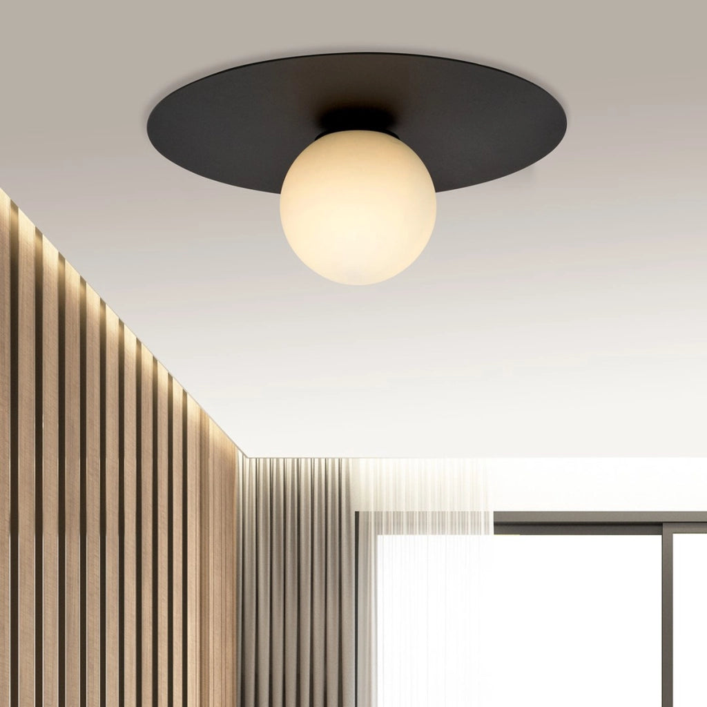 Lampada a sospensione Solar con base in acciaio nero e vetro opalino