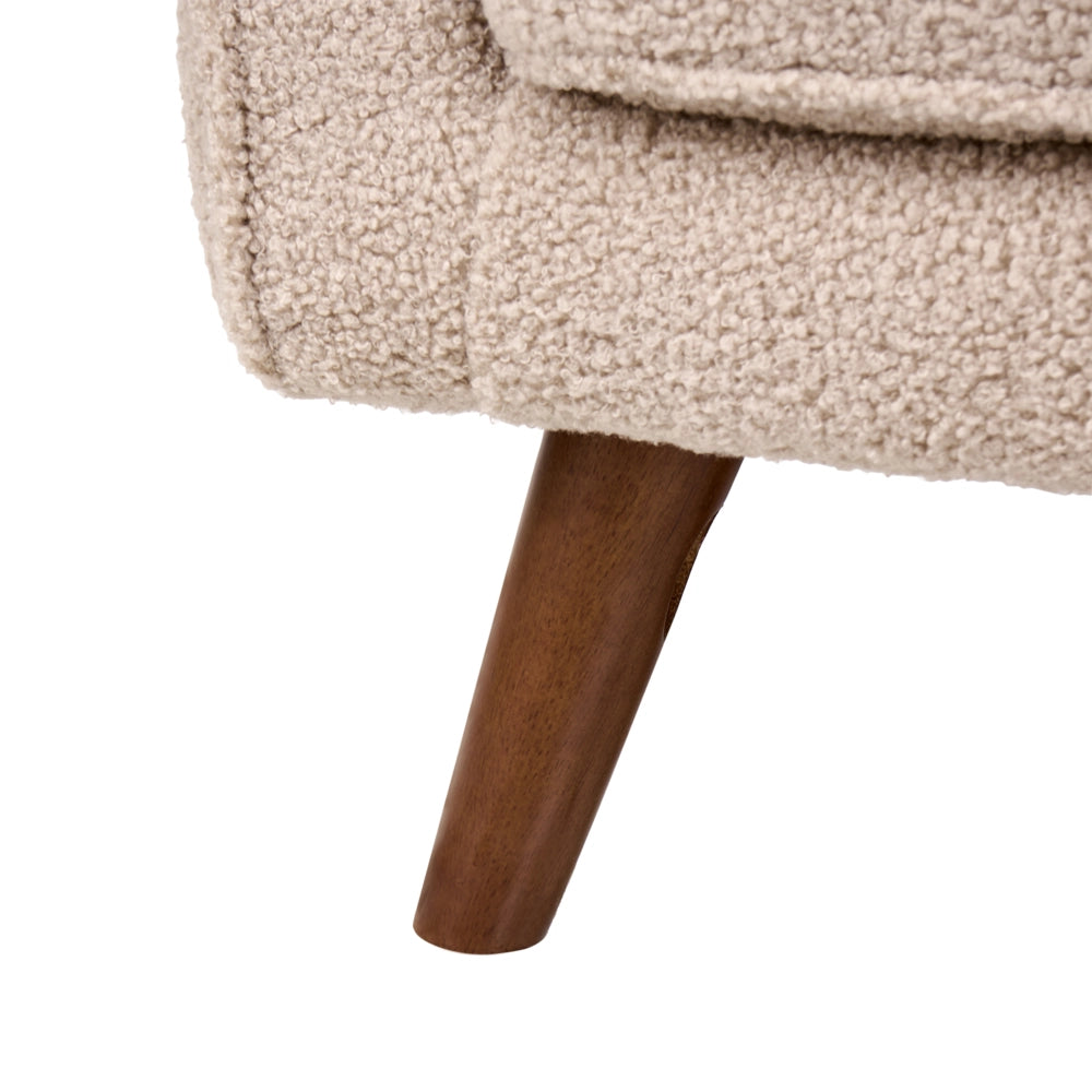 Poltrona beige in bouclé, trapuntatura a bottoni, gambe in rovere, poltrona decorativa, stile tradizionale, soggiorno
