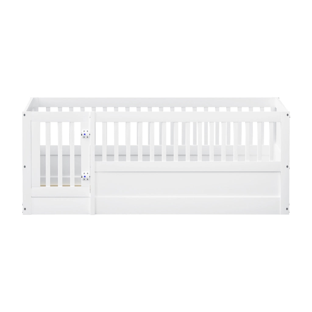 Letto a pavimento per bambini 140 × 200 cm con barriera e porta apribile in legno bianco