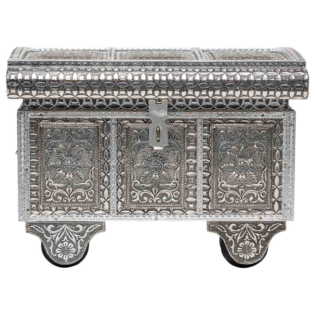 Portagioie in metallo argentato sbalzato 30x20x25h