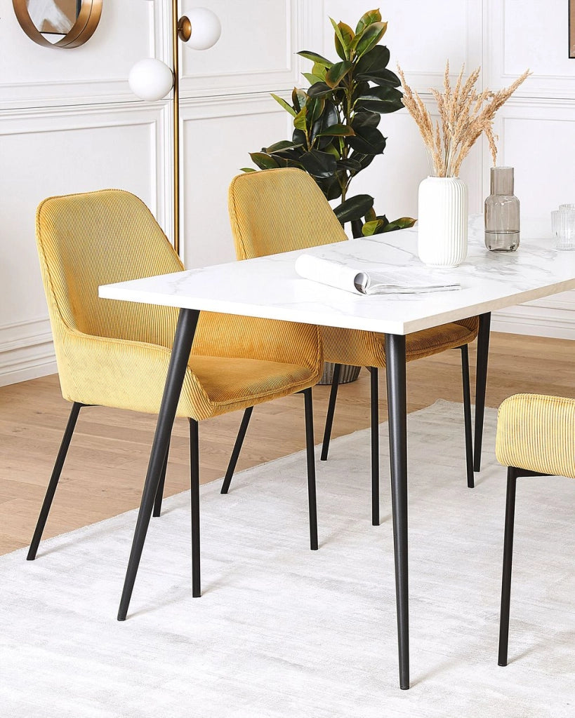 Set di 2 sedie per sala da pranzo Seduta imbottita in tessuto di velluto a coste giallo Gambe in metallo Nero Stile moderno