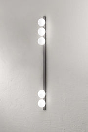 Plafoniera 10S48482 in metallo color grigio titanio con 5 diffusori sferici in vetro soffiato bianco acidato - Design moderno ed elegante - Perenz