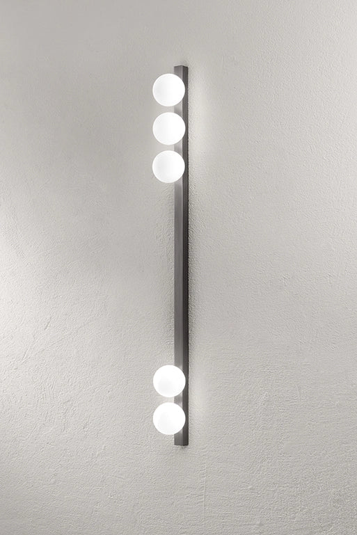Plafoniera 10S48482 in metallo color grigio titanio con 5 diffusori sferici in vetro soffiato bianco acidato - Design moderno ed elegante - Perenz
