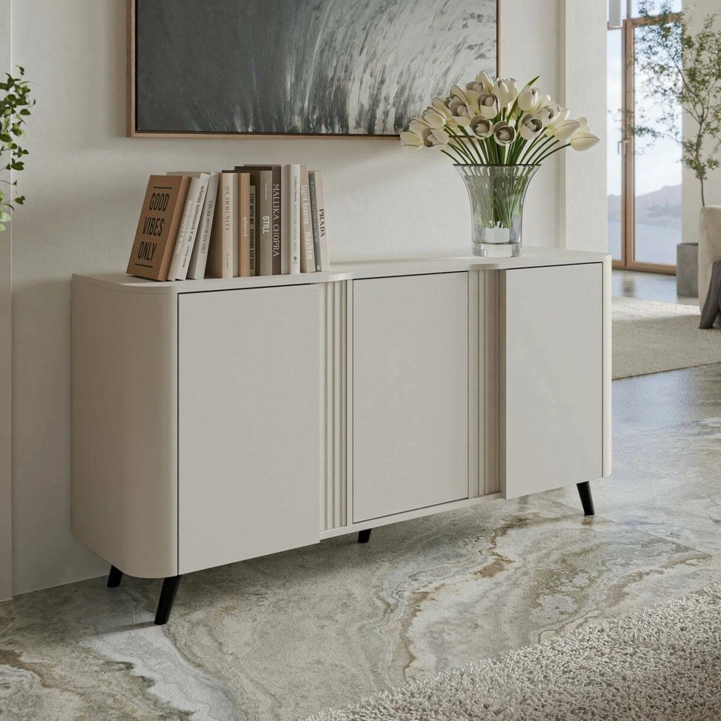 Credenza Loreo, Madia da salotto con tre ante battenti e vani interni, Rialzata da terra, 151x42 h70 cm, Beige
