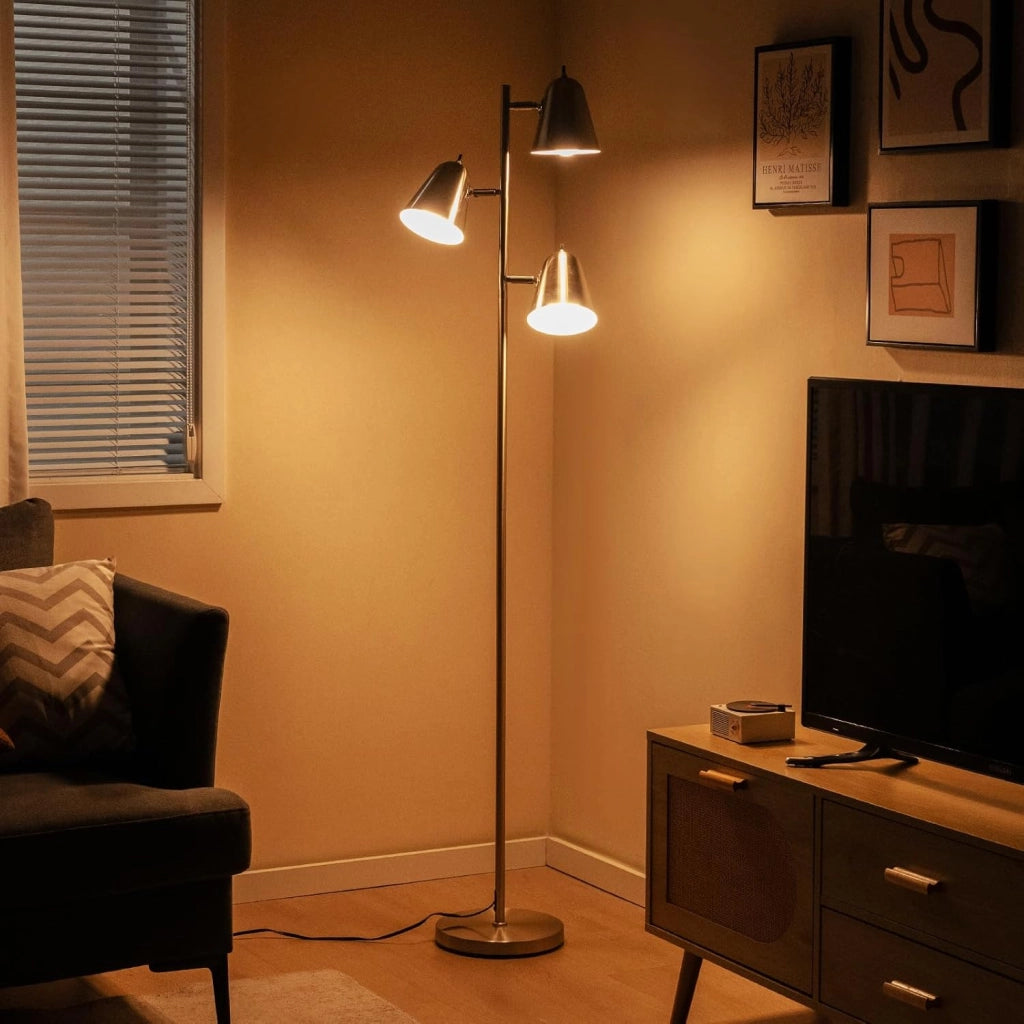 Lampada da Terra Salotto Moderna con 3 Lampadine e Paralumi Regolabili, Interruttore Indipendente, Lampada a Stelo in Metallo con Base Stabile per Camera da Letto e Ufficio (Argento)