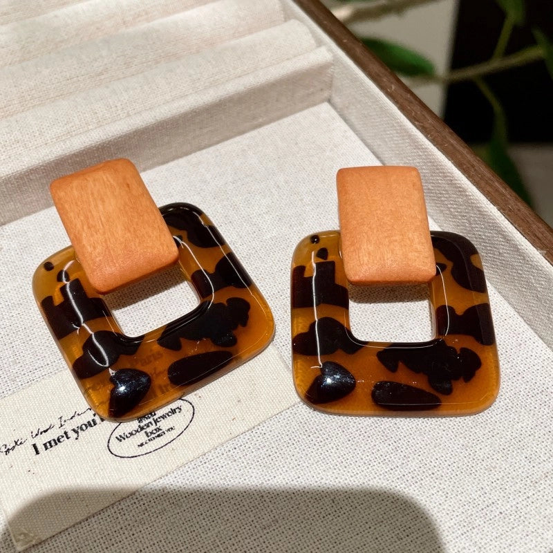 Orecchini quadrati Maillard con stampa leopardata retr¨°: moderni, unici, eleganti e di alta gamma.