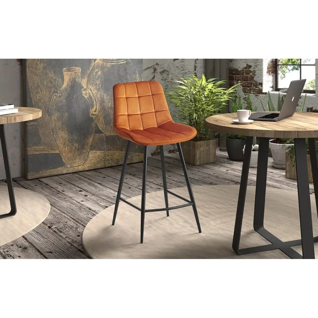 Sedia da banco JUTE – Velluto arancione – Piedi in metallo – Altezza 95 cm – Stile moderno