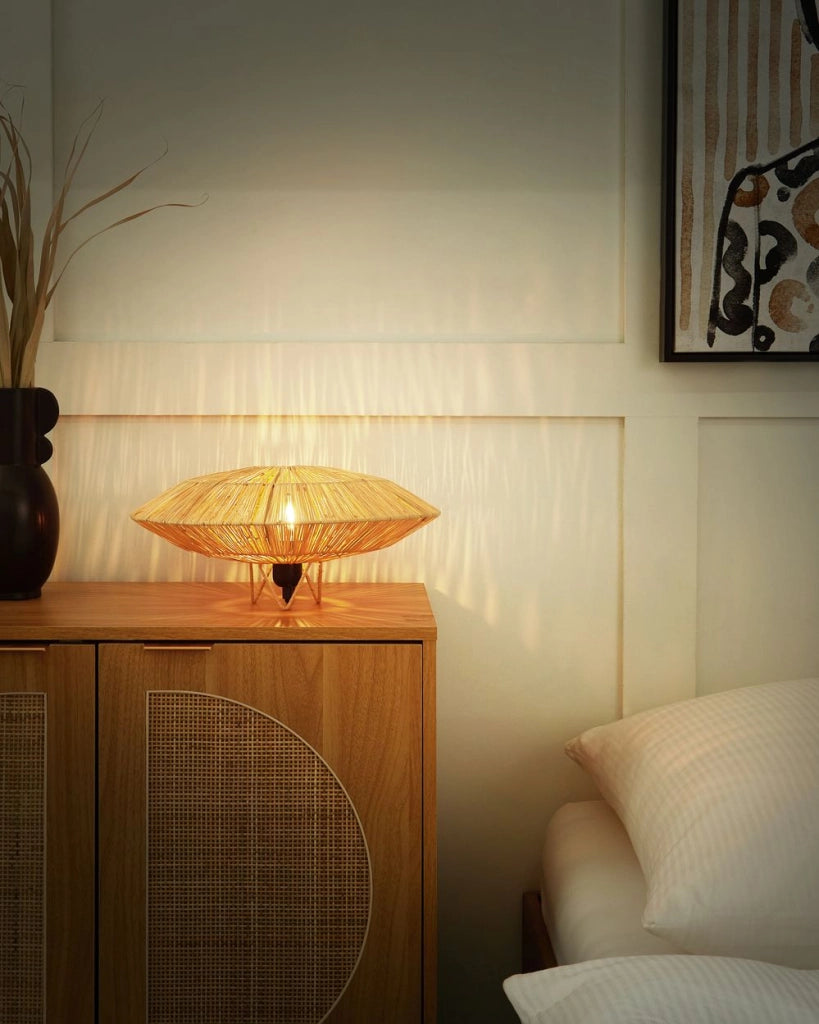 Lampada da tavolo con base in ferro e paralume in paglia naturale stile boho