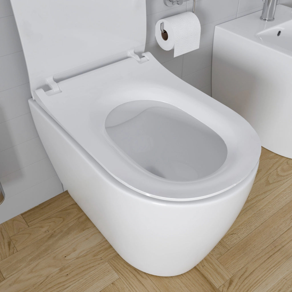 Coppia WC E Bidet Filo Parete Sanitari Moderni In Ceramica Con Copriwater Soft Close Chiusura Ammortizzata Design Elegante Per Arredo Bagno Colore Bianco Lucido