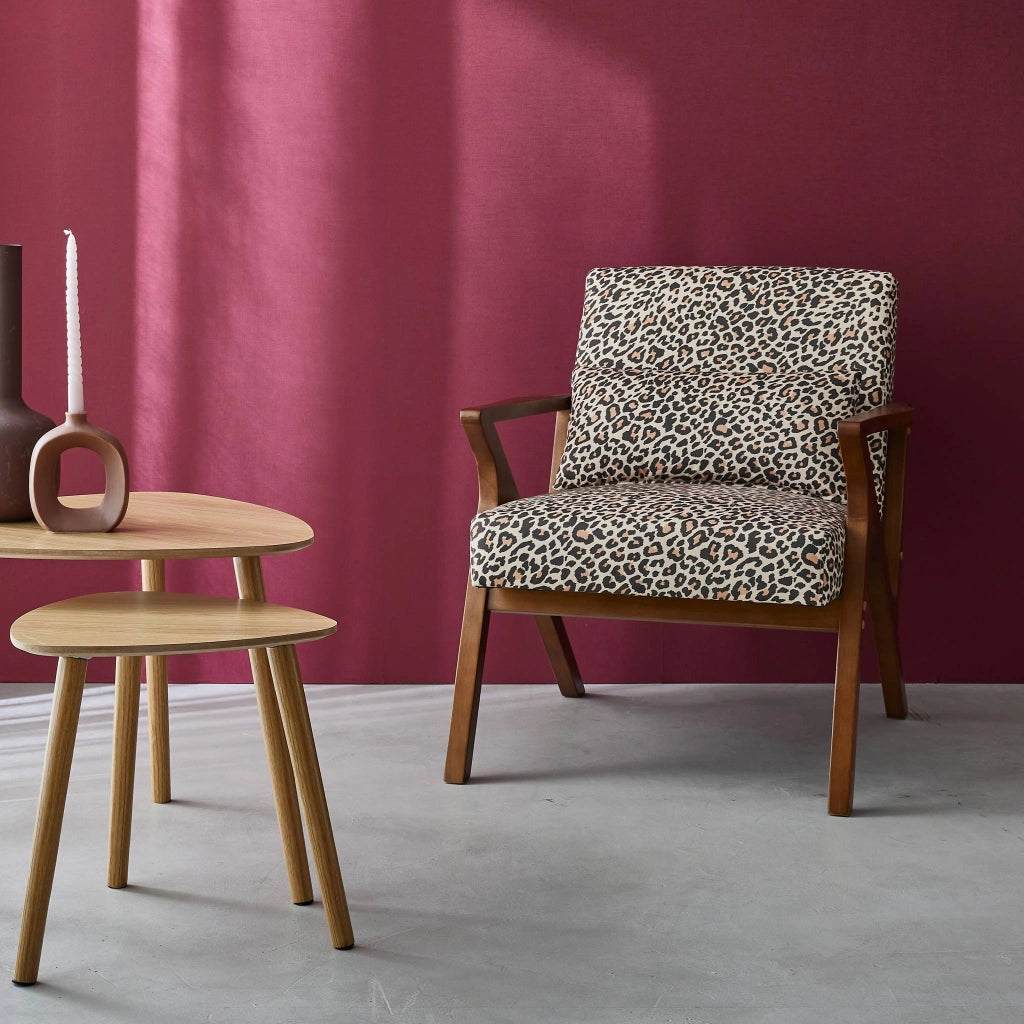 Poltrona scandinava in legno di hevea e stampa leopardo, leopardo