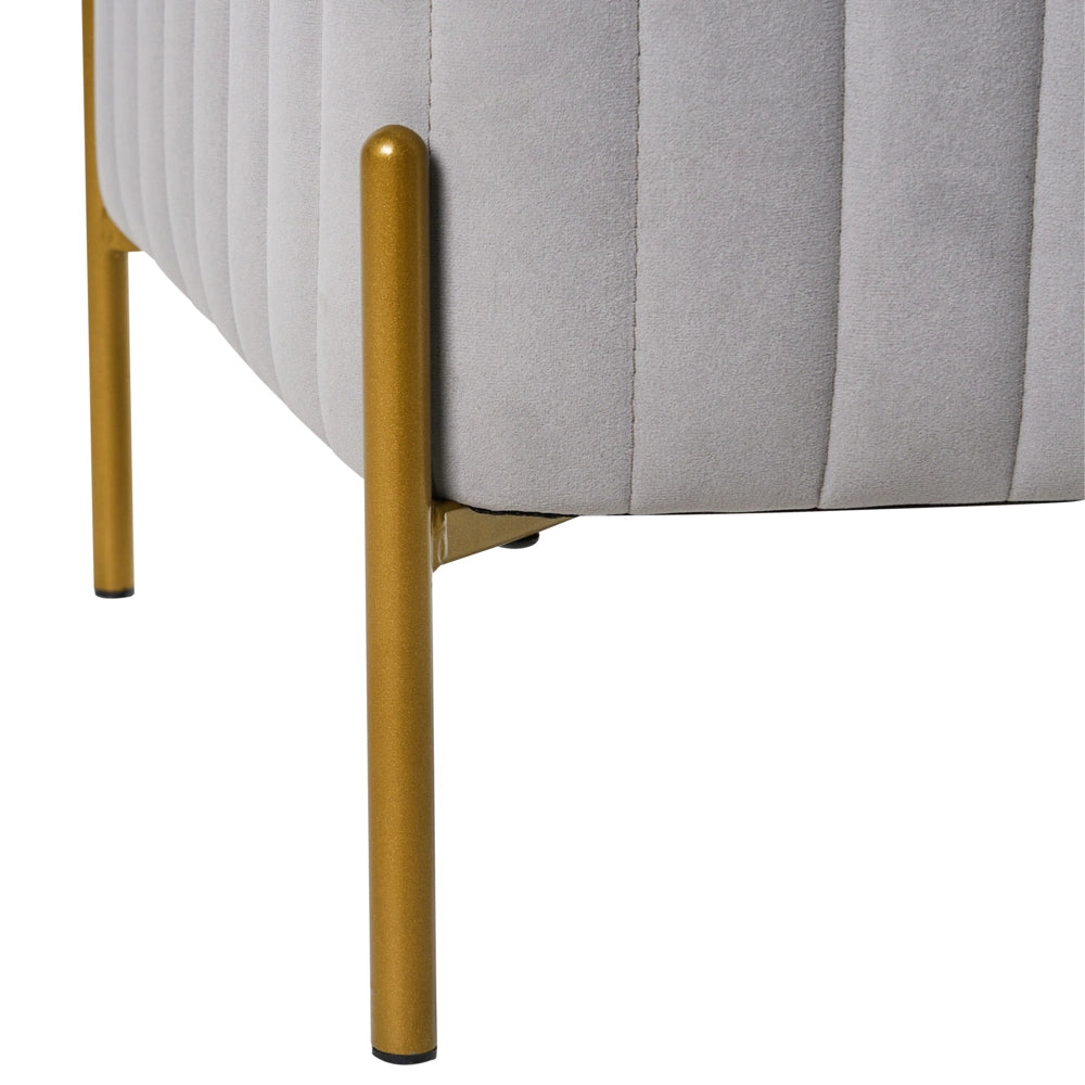 Pouf rivestito in velluto grigio con gambe in metallo dorato seduta quadrata 47 x 47 cm per un salotto glamour