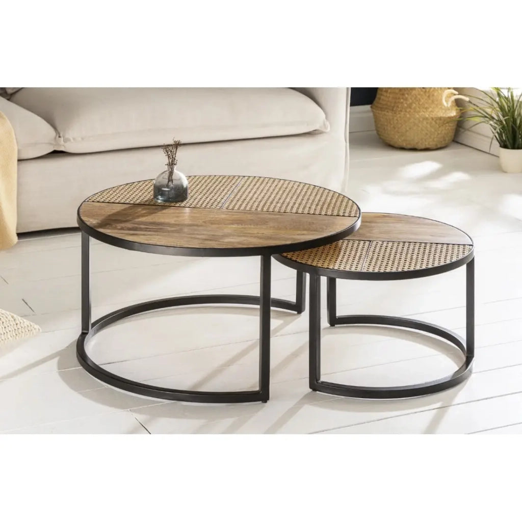 Tavolini impilabili KANEVIA rotondi in legno di mango massiccio, rattan e metallo nero