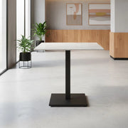 Tavolo quadrato Elora 80x80 con piano in ceramica effetto marmo bianco calacatta e struttura nera set 2 pz
