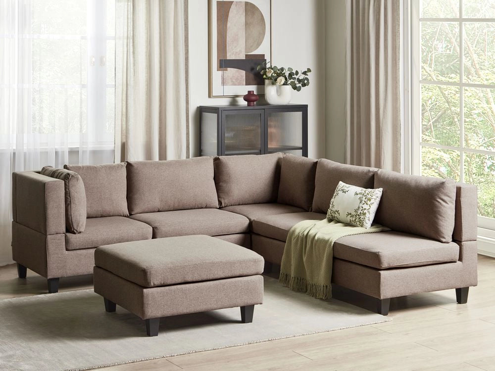 Divano componibile a 5 posti imbottito lato destro in tessuto marrone con gambe nere e pouf stile moderno