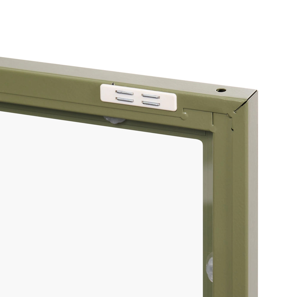 Credenza in acciaio con vetro temperato a 3 ante e ripiani regolabili verde arredi per il soggiorno dal design moderno.